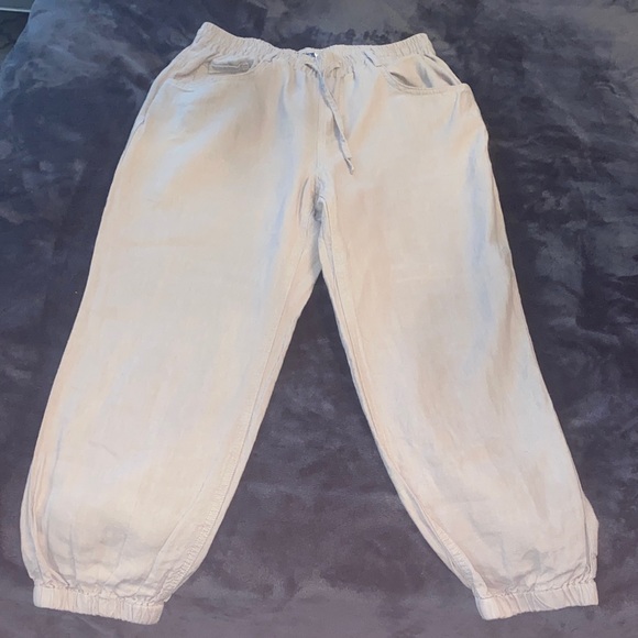 Zara khaki light weight jogger. Drawstring waist and elastic bottom - Picture 1 of 3